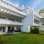 アパート Alcazaba Lagoon Luxury Retreat エステポナ